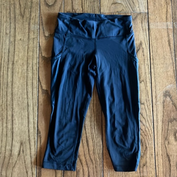 Lululemon Capri Leggings with Gathered sides Size 2 Black - Picture 2 of 10
